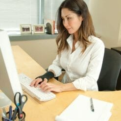 IMAK SmartGlove – Flexible and Effective Glove for Wrist Pain Relief and Prevention